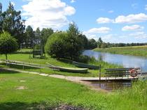 Hiljaa virtaa puujoki...